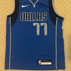 Nike Youth Size small Doncic Dallas Jersey in Blue and White